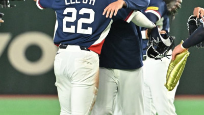 [포토]승리의 포옹을 나누는 류현진과 이정후