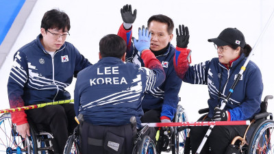 휠체어컬링 혼성팀, 연승 거두며 4강 진출 '청신호'