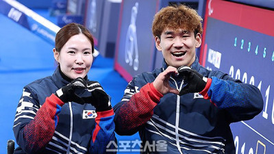 ‘휠체어컬링 믹스더블’ 백혜진-이용석, 16년만에 은메달 확보하며 시상대 오르는 영광▶중국과 결승서 금 다퉈 [2026 패럴림픽 화보]