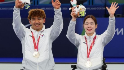백혜진·이용석, 연장 접전 끝 은메달… 휠체어컬링 16년 만의 메달