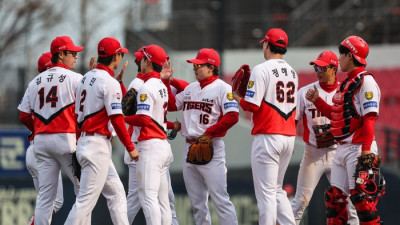 ‘3이닝 무실점투+8득점 빅이닝’ 시범경기부터 ‘다시, 뜨겁게’ 타오른 KIA…이 감독 “투타 모두 역할 잘해” [SS광주in]