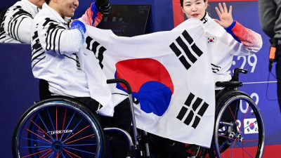 휠체어컬링 백혜진-남봉광, ‘부부 메달’ 가능했는데…부인은 ‘웃고’-남편은 ‘아쉬움’ [2026 밀라노]