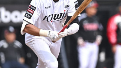 [포토] 힐리어드, 5회 득점 기회 만드는 2루타