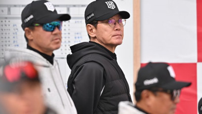 [포토] 이강철 감독 ‘몸이 덜 풀렸어’