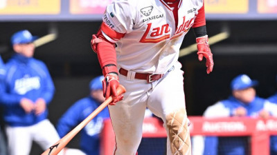 [포토]2점 홈런 치는 SSG 최지훈