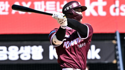 [포토]키움 이주형, 넘어간다!