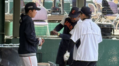 “페라자, 몸쪽 어떻게 쳐?” 열정 대단한 ‘한화 돌멩이’ 그를 어찌 사랑하지 않을 수 있나 [SS현장속으로]