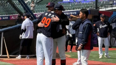 “RYU, 오랜만이야!”…사직에서 재회한 류현진-비슬리, 토론토 시절 ‘한솥밥’ 인연 [SS현장속으로]