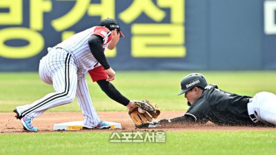 [포토]태그 아웃 되는 KT 최원준