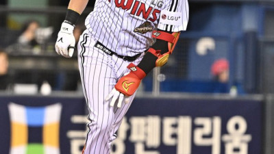 [포토]배트를 내동댕이 치는 LG 오스틴