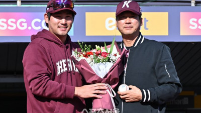 감독·선수 ‘첫 승’이 겹쳤다→승리 공은 어떻게 됐을까…키움 프런트의 ‘묘수’ [백스톱]