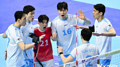 챔프전 ‘2연승’ 대한항공, 현대캐피탈 꺾고  통합 우승+트레블 보인다…5세트 듀스 레오 서브 득점 ‘판독’ 논란 ‘옥에 티’