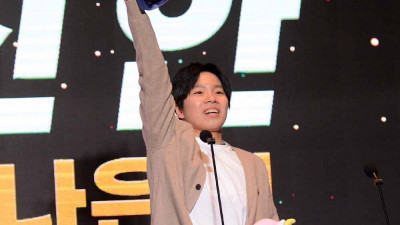 [SW포토]진안,'엄마, 우수선수상 받았어요'