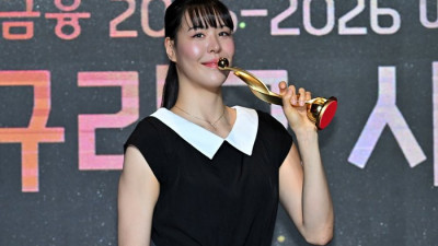 [포토]MVP 트로피에 입맞춤 하는 박지수