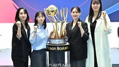 [포토]플레이오프에서 맞붙는 우리은행과 KB스타즈
