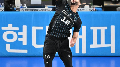 [포토]서브 에이스 노리는 현대캐피탈 레오