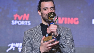 [포토] MVP 트로피에 입맞춤 하는 마레이