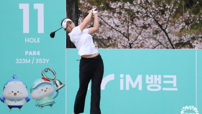 슈퍼루키 김민솔, KLPGA 투어 iM금융오픈 3R서 2타 차 단독 선두