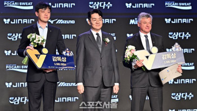[포토]감독상 수상한 GS칼텍스 이영택 감독과 대한항공 헤난 감독