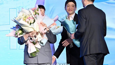 [포토]한선수의 MVP 수상 축하하는 대한항공 정지석