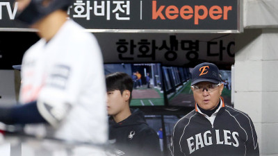 마운드 붕괴에 사령탑은 판독 미신청 ‘직무 유기’로 안타 날려버리고…지난해 KS 준우승팀 한화, 반등 기미가 좀처럼 안 보인다