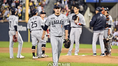 [포토]한화 문동주, LG전 3⅔이닝 4피안타 5실점(3자책) 강판