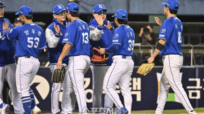[포토]7연패 탈출 하이파이브 나누는 삼성 박진만 감독