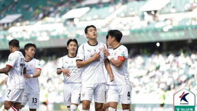 이번시즌 첫 멀티골에도 ‘원정 10연전’ 패배로 시작…포항이 마주한 또 다른 난관 ‘동해안 더비