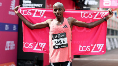 “인간이 어떻게 100m 17초로 42km를?” 전 세계 경악…케냐 대통령도 반했다