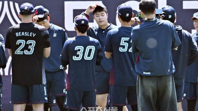 [포토]1군 복귀 인사하는 롯데 나승엽-고승민-김세민