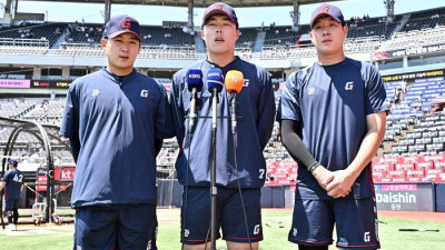 [포토]징계 후 1군 복귀 심경 밝히는 롯데 나승엽-고승민-김세민