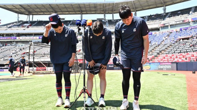 [포토]1군 복귀하며 고개 숙인 롯데 나승엽-고승민-김세민
