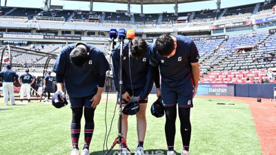 [포토]고개 숙여 인사하는 롯데 나승엽-고승민-김세민